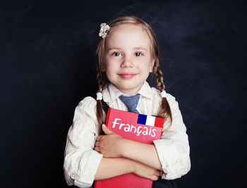 Junges Mädchen mit Französischbuch, (c)istockphoto.com
