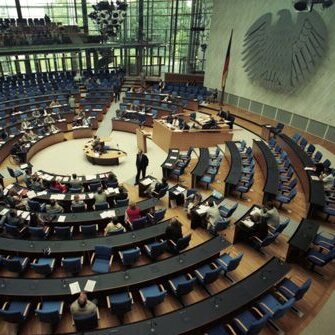 Blick in den ehemaligen Bundestag. Mit Klick auf das Bild gelangen Sie zur Unterseite.