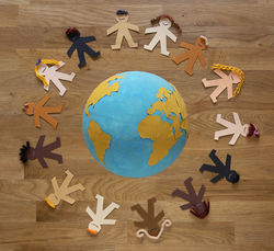 ©iStock Foto ©iStock Foto zeigt Kinder, die sich um die Erdkugel herum die Hände reichen