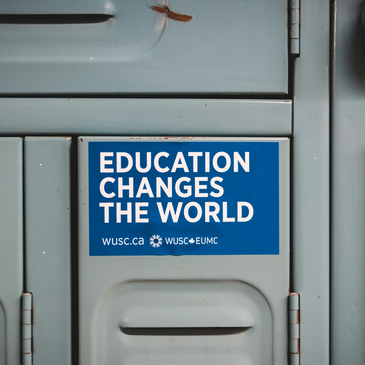 Bildbutton Education changes the Worl führt zur Bewerbungsseite zum Selbstlernkurs Grundlagenkurs BNE.