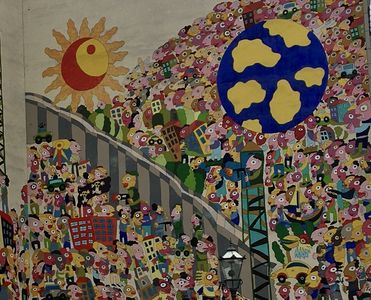 Bild entstammt einer Wandmalerei aus Leipzig, die die Wiedervereinigung darstellt. Auf beiden Seiten der Mauer stehen Massen von Menschen und üerwinden die Mauer. 